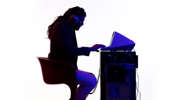 Ένας Νεαρός Που Δουλεύει Έναν Παλιό Υπολογιστή Στη Σκιά — Αρχείο Βίντεο