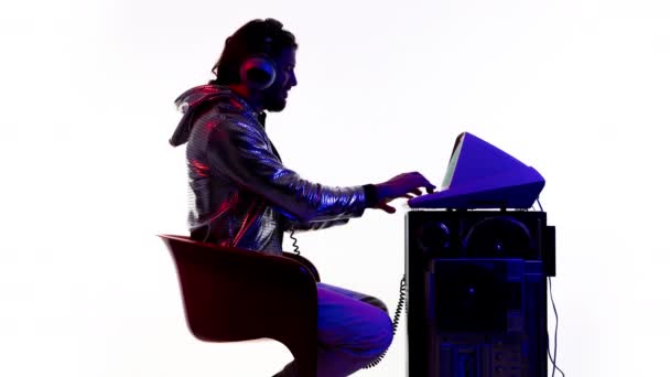 Gölgede Eski Bir Bilgisayarda Çalışan Genç Bir Adam — Stok video