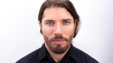 Genç bir adam kameraya doğru geliyor. İyi bir moda ya da teknoloji konsepti