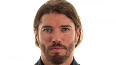 Genç bir adam kameraya bakıyor. İyi bir moda ya da teknoloji konsepti