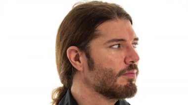 Sağına soluna bakan genç bir adam. İyi bir moda ya da teknoloji konsepti