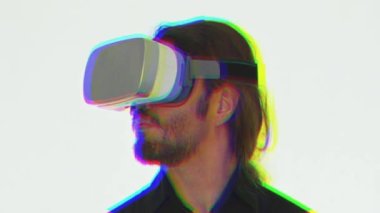 VR kulaklığı takan ve üstü kapalı bir arızayla etrafa bakan bir adam.