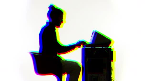 Gölgede Eski Bir Bilgisayarda Çalışan Genç Bir Adam — Stok video