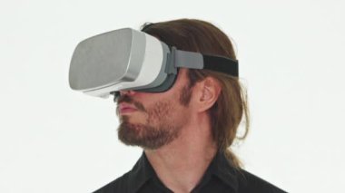 VR kulaklık takan bir adam. 