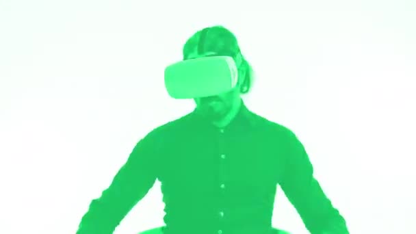 Ένας Άντρας Που Φοράει Ακουστικά Εικονικής Πραγματικότητας Και Κοιτάζει Τριγύρω — Αρχείο Βίντεο