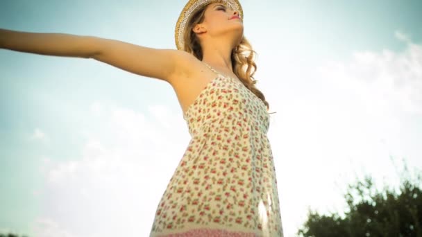 Arka Planda Gökyüzü Pozu Veren Yazlık Elbiseli Güzel Bir Kadın — Stok video