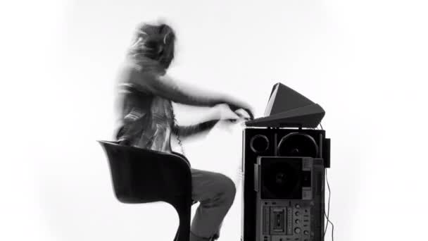 影の中でヴィンテージコンピュータに取り組んでいる若い男 — ストック動画