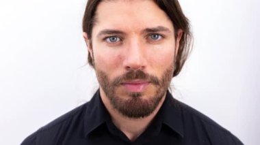 Genç bir adam kameraya bakıyor ve eğiliyor. İyi bir moda ya da teknoloji konsepti