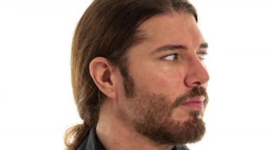 Genç bir adam kameraya bakıyor ve sağa sola bakıyor. İyi bir moda veya teknoloji kavramı tanınır 