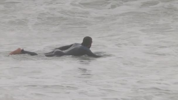 Surfista Masculino Apanhando Uma Onda Mar Mediterrâneo — Vídeo de Stock