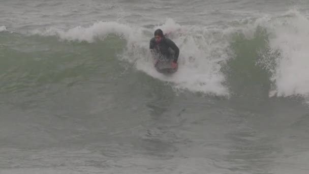 Surfista Macho Cogiendo Una Ola Mar Mediterráneo — Vídeo de stock