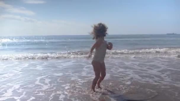 Маленька Дівчинка Біля Водного Краю Весело Танцює Грає Навколо — стокове відео