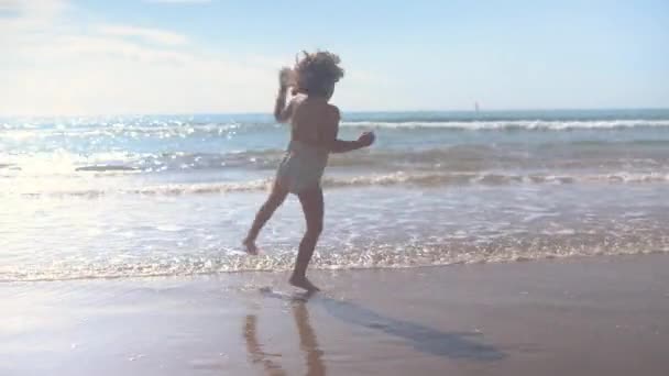 Маленька Дівчинка Біля Водного Краю Весело Танцює Грає Навколо — стокове відео