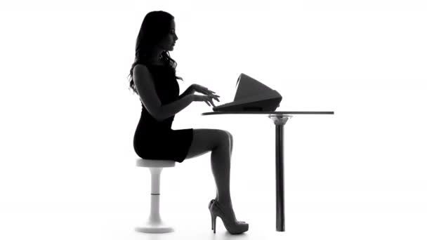 黒のシルエットのヴィンテージコンピュータ上のスマート女性 — ストック動画