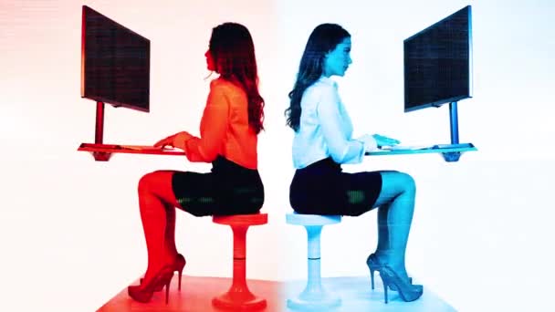 Bilgisayardaki Akıllı Kadın Aynaya Baktı — Stok video