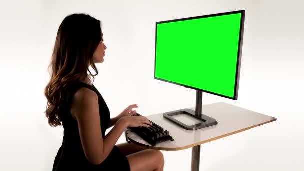 Μια Έξυπνη Γυναίκα Έναν Υπολογιστή Πράσινη Οθόνη Για Προσθέσετε Δικά — Αρχείο Βίντεο