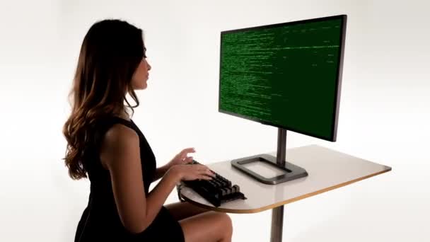 Una Mujer Inteligente Una Computadora Silueta Oscura — Vídeo de stock