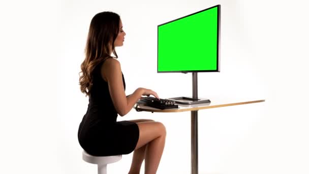 Eine Intelligente Frau Auf Einem Computer Mit Grünem Bildschirm Eigene — Stockvideo