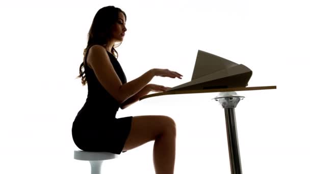 Uma Mulher Inteligente Computador Vintage Silhueta Escura — Vídeo de Stock