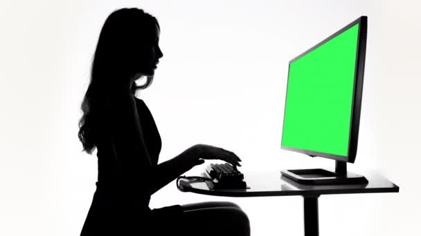 Yeşil Ekranlı Bilgisayarda Kendi Grafiklerini Ekleyecek Zeki Bir Kadın — Stok video