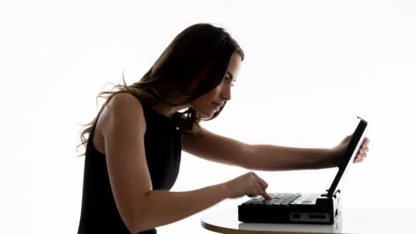 Una Mujer Inteligente Enojada Con Ordenador Portátil Funciona — Vídeos de Stock