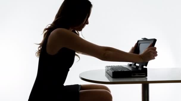 Een Slimme Vrouw Boos Laptop Werkt Niet — Stockvideo
