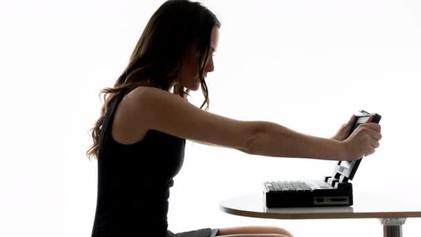 Een Slimme Vrouw Boos Laptop Werkt Niet — Stockvideo