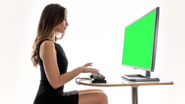 Una Donna Intelligente Computer Con Schermo Verde Aggiungere Propria Grafica — Video Stock