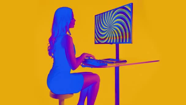 Μια Έξυπνη Γυναίκα Έναν Υπολογιστή Υπνωτικό Σπιράλ Μοτίβο Στην Οθόνη — Αρχείο Βίντεο