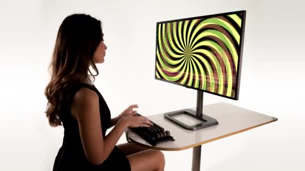 Умная Женщина Компьютером Гипнотической Спиралью Экране — стоковое видео