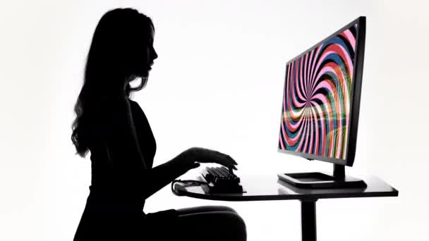 Μια Έξυπνη Γυναίκα Έναν Υπολογιστή Υπνωτικό Σπιράλ Μοτίβο Στην Οθόνη — Αρχείο Βίντεο