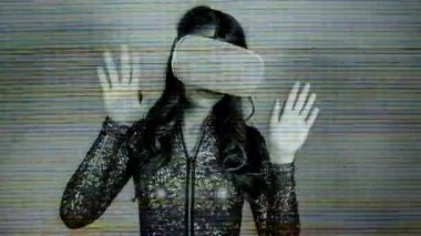 VR kulaklık takıp etrafa bakan bir kadın.