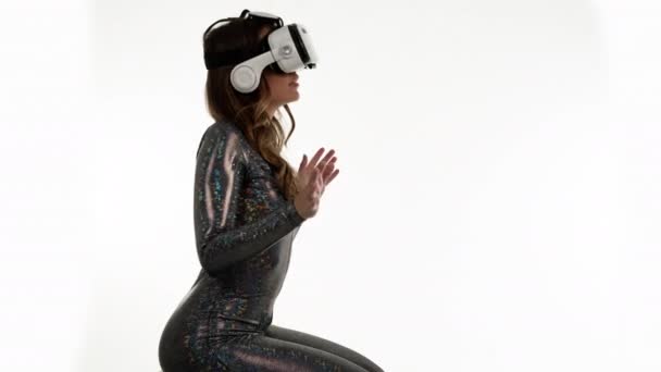 Μια Γυναίκα Που Φοράει Ακουστικά Εικονικής Πραγματικότητας Και Κοιτάζει Γύρω — Αρχείο Βίντεο