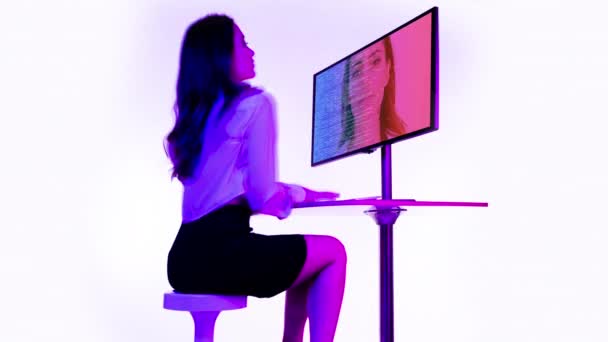Een Slimme Vrouw Een Computer Donker Silhouet — Stockvideo