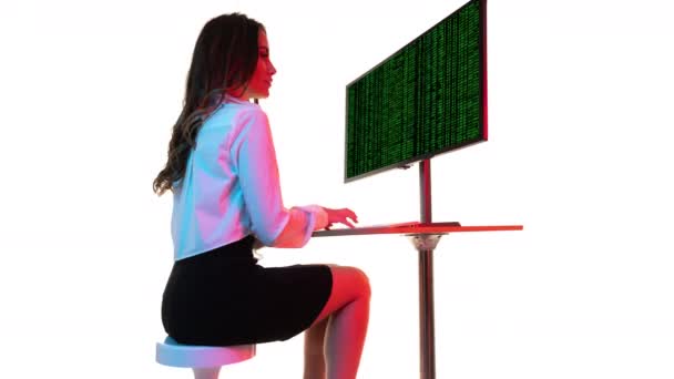 画面上のコードを持つコンピュータ上のスマート女性 — ストック動画
