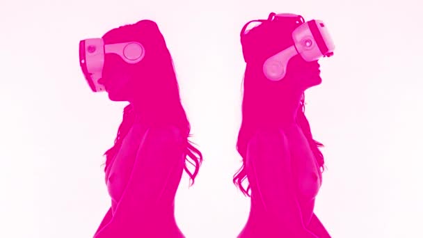 Μια Γυναίκα Που Φοράει Ακουστικά Εικονικής Πραγματικότητας Και Κοιτάζει Ολόγυμνη — Αρχείο Βίντεο