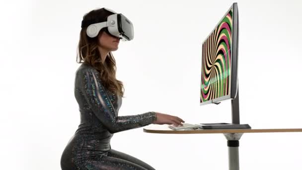 Kulaklık Takan Bilgisayar Üzerinde Çalışan Bir Kadın — Stok video
