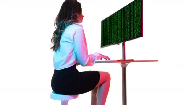 Ekranında Kod Olan Bilgisayar Başında Akıllı Bir Kadın — Stok video