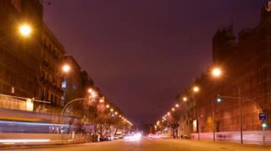 Barselona 'da gece yarısı trafik ışıklarıyla dolu işlek caddelerin zaman ayarlı görüntüsü.