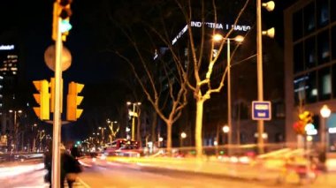 Barselona 'da gece yarısı trafik ışıklarıyla dolu işlek caddelerin zaman ayarlı görüntüsü.