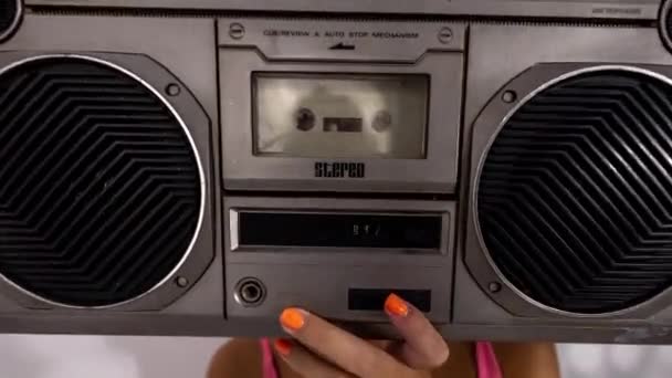 Ibu Stereohead Dengan Ghettoblaster Untuk Kepala Dan Bikini Merah Muda — Stok Video