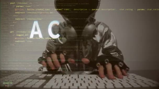 Computer Hacker Dragen Zilveren Capuchon Jas Bedekt Met Code — Stockvideo