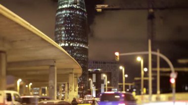 Barselona 'da gece yarısı trafik ışıklarıyla dolu işlek caddelerin zaman ayarlı görüntüsü.