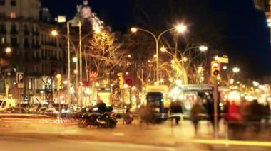 Barselona 'da gece yarısı trafik ışıklarıyla dolu işlek caddelerin zaman ayarlı görüntüsü.