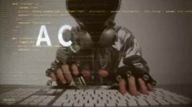 Şifreli gümüş kapüşonlu ceket giyen bilgisayar korsanı.