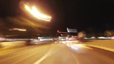 Bir POV, Barselona 'da yoğun caddelerde araç ışıklarıyla yürürken görüntülendi.