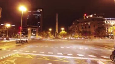 Bir POV, Barselona 'da yoğun caddelerde araç ışıklarıyla yürürken görüntülendi.