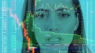 Kapalı mali veri ve kodlarla vurgulanmış genç bir kadın