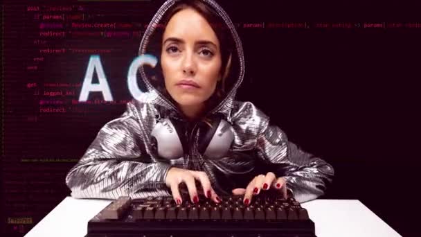 Vrouwelijke Computer Hacker Dragen Zilveren Capuchon Jas Overlay Toegang Verleend — Stockvideo