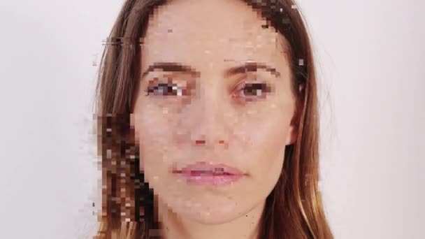 Uma Jovem Mulher Olhando Para Câmera Para Varredura Facial — Vídeo de Stock